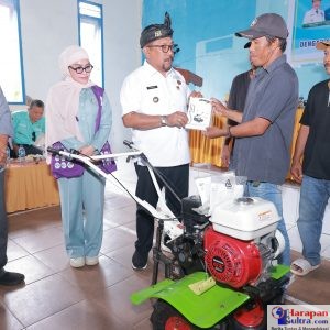 Bupati Bombana Ir. H. Burhanuddin, M.Si menyerahkan bantuan alat pertanian kepada kelompok tani di Desa Tedubara, Kabaena Utara, sebagai wujud dukungan peningkatan kesejahteraan petani. Bupati Bombana Ir. H. Burhanuddin, M.Si menyerahkan bantuan alat pertanian kepada kelompok tani di Desa Tedubara, Kabaena Utara, sebagai wujud dukungan peningkatan kesejahteraan petani.