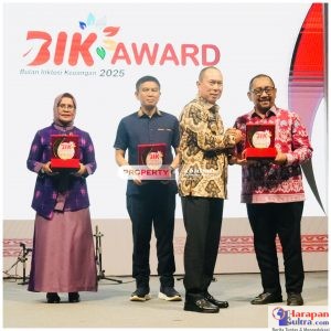 Bupati Bombana, Ir. H. Burhanuddin, M.Si menerima penghargaan BIK Award 2025 kategori “Pemerintah Daerah Penggerak Literasi Keuangan Termasif” dari Gubernur Sulawesi Tenggara, Andi Sumangerukka, pada Opening Ceremony Bulan Inklusi Keuangan 2025 di Pelataran ex MTQ Kota Kendari. Bupati Bombana, Ir. H. Burhanuddin, M.Si menerima penghargaan BIK Award 2025 kategori “Pemerintah Daerah Penggerak Literasi Keuangan Termasif” dari Gubernur Sulawesi Tenggara, Andi Sumangerukka, pada Opening Ceremony Bulan Inklusi Keuangan 2025 di Pelataran ex MTQ Kota Kendari.