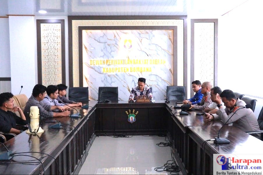 Anggota DPRD Bombana, Yudi Utama Arsyad (YUA) saat berdialog dengan massa aksi