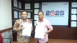 Kadis Kominfo Kabupaten Buton Utara, Sartono (BajuPink) saat berada di kantor PT Telkom Regional V Makassar