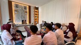 Suasana kebersamaan Plt Kadis Kesehatan Bombana Fatmiati Rinambo bersama 16 dokter internship setelah kegiatan penyelarasan pengalaman praktik lapangan di Kantor Dinas Kesehatan Kabupaten Bombana, Senin (23/2/2025).