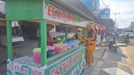 Tim Dinkes Bombana saat memeriksa kelayakanan Jajanan Ramadhan