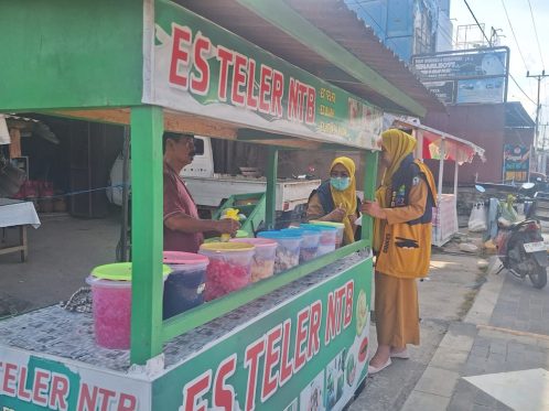 Tim Dinkes Bombana saat memeriksa kelayakanan Jajanan Ramadhan