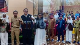 Kepala Dinas Kominfo Bombana menghadiri Rapat Sinergitas PPID se-Sulawesi Tenggara di Kendari untuk memperkuat keterbukaan informasi publik dan meningkatkan kualitas layanan informasi pemerintahan.
