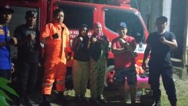 Tim Damkar Satpol PP Kabupaten Bombana mengevakuasi sarang tawon di rumah warga Desa Lantowua, Kecamatan Rarowatu Utara. Operasi penyelamatan berlangsung aman dan cepat dengan menggunakan perlengkapan pelindung lengkap.