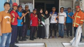 Tim Damkar Kabupaten Bombana mengevakuasi sembilan anak anjing yang terjebak di bawah panggung aula Kantor Dinas Pendidikan dan Kebudayaan Bombana. Tujuh ekor berhasil diselamatkan dalam operasi yang berlangsung cepat dan humanis.