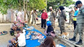 Satpol PP Kabupaten Bombana melakukan sosialisasi dan penertiban K3 di Kelurahan Kampung Baru terhadap aktivitas bongkar muat nelayan dan pedagang di trotoar demi menjaga ketertiban, kebersihan, dan keselamatan pengguna jalan.