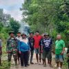 Babinsa Koramil 1431-02/Kabaena bersama warga Desa Tapuhaka, Bombana, melaksanakan kerja bakti membersihkan Lorong Damalawa demi menciptakan lingkungan yang bersih, aman, dan nyaman.