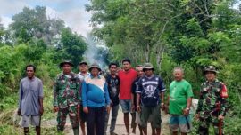 Babinsa Koramil 1431-02/Kabaena bersama warga Desa Tapuhaka, Bombana, melaksanakan kerja bakti membersihkan Lorong Damalawa demi menciptakan lingkungan yang bersih, aman, dan nyaman.