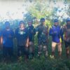 Personel Babinsa Koramil 1431-03/Poleang bersama warga Desa Teppoe, Bombana, melaksanakan kerja bakti membersihkan kawasan pekuburan umum guna menjaga kebersihan lingkungan dan mempererat semangat gotong royong masyarakat.