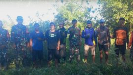 Personel Babinsa Koramil 1431-03/Poleang bersama warga Desa Teppoe, Bombana, melaksanakan kerja bakti membersihkan kawasan pekuburan umum guna menjaga kebersihan lingkungan dan mempererat semangat gotong royong masyarakat.