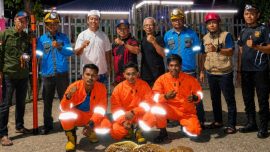 Damkar Bombana mengevakuasi sarang tawon vespa di area gardu listrik PLN Kelurahan Lameroro, Kecamatan Rumbia, guna mencegah potensi bahaya bagi masyarakat dan pengguna jalan.