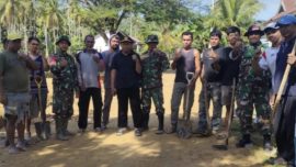 Babinsa Koramil 1431-01/Rumbia bersama warga Desa Tajuncu, Kecamatan Mataoleo, Kabupaten Bombana, melaksanakan kerja bakti membersihkan drainase guna mencegah banjir dan menjaga kebersihan lingkungan.