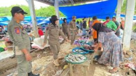Satpol PP Bombana bersama tim gabungan menertibkan pedagang di Pasar Toburi, Poleang Utara, sekaligus menemukan dugaan praktik jual beli dan penyewaan los pasar ilegal yang menjadi perhatian pemerintah daerah.