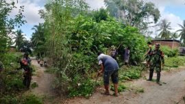 Babinsa Koramil 1431-02/Kabaena bersama warga Desa Tapuhaka, Kecamatan Kabaena Timur, Kabupaten Bombana, menggelar kerja bakti membersihkan jalan menuju TPU guna menciptakan lingkungan yang bersih, aman, dan nyaman bagi masyarakat.