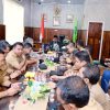 Bupati Bombana Burhanuddin meminta seluruh OPD lebih inovatif dan responsif di tengah efisiensi anggaran saat memimpin rapat kerja pejabat eselon II di Rumah Jabatan Bupati Bombana.