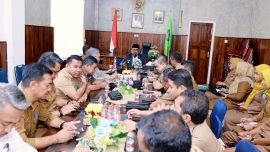 Bupati Bombana Burhanuddin meminta seluruh OPD lebih inovatif dan responsif di tengah efisiensi anggaran saat memimpin rapat kerja pejabat eselon II di Rumah Jabatan Bupati Bombana.
