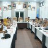 Wakil Bupati Bombana Ahmad Yani memimpin rapat koordinasi penanganan aktivitas pendulangan emas ilegal di Sungai Watukalangkari guna memperkuat pengawasan dan mencegah kerusakan lingkungan.