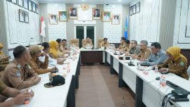 Wakil Bupati Bombana Ahmad Yani memimpin rapat koordinasi penanganan aktivitas pendulangan emas ilegal di Sungai Watukalangkari guna memperkuat pengawasan dan mencegah kerusakan lingkungan.