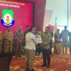 Wakil Bupati Bombana Ahmad Yani menyerahkan LKPD Unaudited Tahun Anggaran 2025 kepada BPK Sulawesi Tenggara sebagai bentuk komitmen pemerintah daerah dalam mewujudkan pengelolaan keuangan yang transparan dan akuntabel.