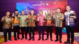 Bupati Bombana Burhanuddin meraih penghargaan Top Pembina BUMD Bintang 4 pada ajang Top BUMD Awards 2026 di Jakarta atas keberhasilan membina dan meningkatkan kinerja BUMD daerah.