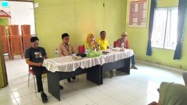 Plt. Kepala Dinas Kesehatan Bombana menjelaskan fungsi pelayanan puskesmas rawat inap dan non rawat inap kepada warga.