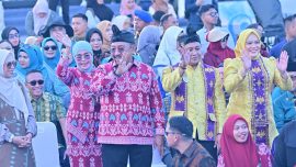 Bupati dan Wakil Bupati Bombana tampil memukau dalam Pawai Budaya Harmoni Sultra 2026 di Kendari dengan balutan tenun khas Rapadara. Kegiatan ini menjadi ajang promosi budaya dan mempererat persatuan masyarakat Sulawesi Tenggara.