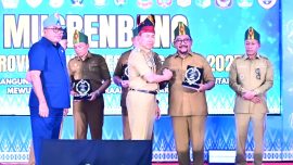 Gubernur Sulawesi Tenggara, Mayjen TNI (Purn) Andi Sumangerukka, S.E., M.M menyerahkan penghargaan kepada Bupati Bombana, Ir. H. Burhanuddin, M.Si