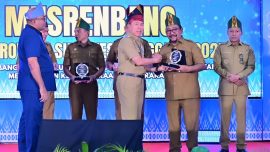 Pemerintah Kabupaten Bombana meraih penghargaan peringkat IV aksi konvergensi pencegahan dan percepatan penurunan stunting tingkat Sulawesi Tenggara pada Musrenbang RKPD Provinsi Sultra Tahun 2027 di Kolaka.