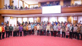 Bupati Bombana menghadiri rapat koordinasi pemerintah daerah bersama KPK RI dan ATR/BPN RI di Kendari yang membahas penguatan tata kelola pemerintahan, pengamanan aset daerah, dan pencegahan korupsi di Sulawesi Tenggara.