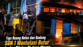 Warga bersama aparat TNI dan Polri berupaya memadamkan kobaran api yang melanda SDN 1 Wantulasi, Kecamatan Wakorumba Utara, Kabupaten Buton Utara, Selasa malam (9/6/2026). Kebakaran menghanguskan dua ruang kelas baru dan satu gudang sekolah.